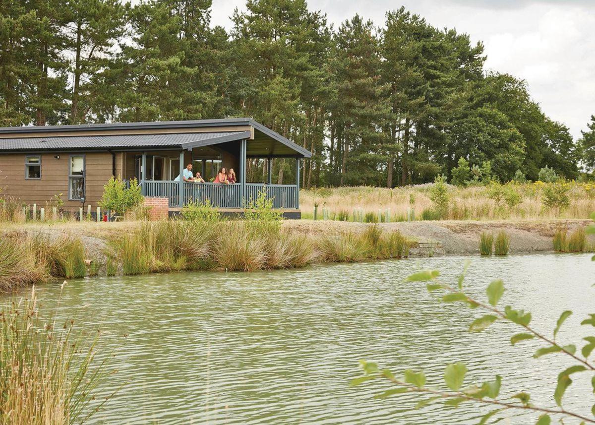 Woodhall Country Park Lodges Woodhall Spa Room photo